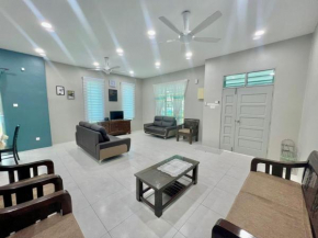 Rumah Biru Cozy Hadapan Hospital Sultanah Bahiyah Alor Setar Corner Lot 4 bilik airconds dan parking luas berserta free wifi